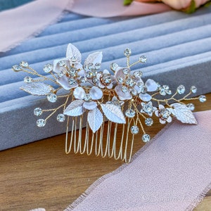 Gorgeous rose gold bridal hair comb adorned with intricate rhinestones and delicate flowers - the epitome of romantic elegance.
