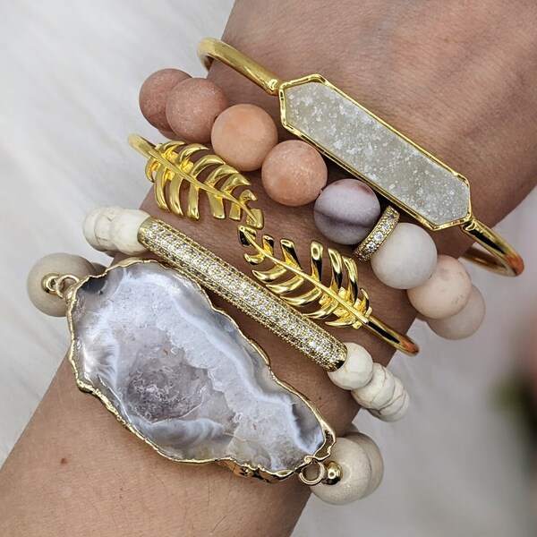 Bracelet en tranches d’agate, manchette en feuille d’olivier en or, bracelet en barre d’or en cristal, grand bracelet en pierre centrale de quartz, bracelet en quartz Druzy