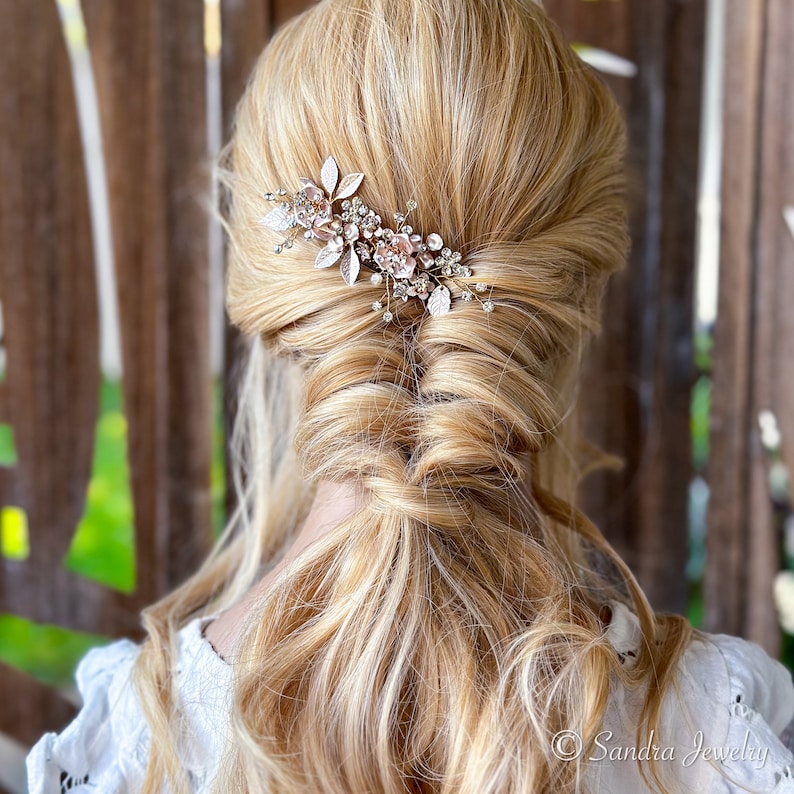 Boho-chic vibes with a touch of elegance: Rose Gold Flower Hair Comb effortlessly enhances your free-spirited bohemian hairstyle with its intricate design and romantic flair.