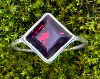 Bague diamant rouge grenat - Bijoux en argent sterling avec pierres précieuses - Diamant - Bague tendance - Pierre de naissance - Cadeaux pour elle - Taille 6, 7 - Pierre rouge