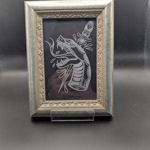 Diseño de daga de serpiente grabado con láser / Arte flash estilo tatuaje tradicional americano / Decoración gótica para el hogar / Marco decorativo reciclado