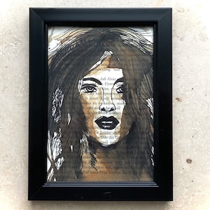 Kaffeemalerei „Jutta“ Illustration auf Buchseite, Zeichnung Fineliner Art, Portrait mit Bilderrahmen, Originalzeichnung