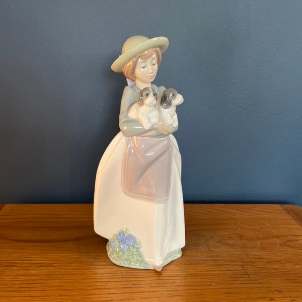 figurine vintage NAO Lladro « What an armful » 1156, fille en porcelaine de collection à la retraite avec chiots, fille en robe d’été avec des chiens, décoration intérieure