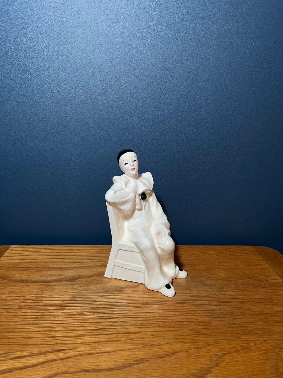 Statuette Ancienne En Faïence - Pierrot à La Mandoline Et Son Ami Clown Blanc