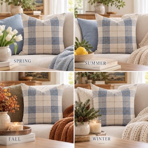 Op de afbeelding: Een vierkant sierkussen van cr&egrave;mekleurige stof met een blauw ruitpatroon. Het kussen wordt getoond in vier seizoensgebonden settings met de labels Spring, Summer, Fall en Winter, elk vergezeld van decoratie zoals bloemen en kaarsen.