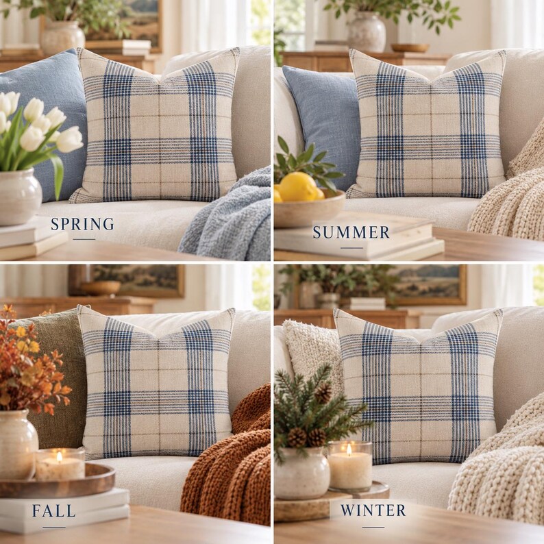 Op de afbeelding: Een vierkant sierkussen van cr&egrave;mekleurige stof met een blauw ruitpatroon. Het kussen wordt getoond in vier seizoensgebonden settings met de labels Spring, Summer, Fall en Winter, elk vergezeld van decoratie zoals bloemen en kaarsen.