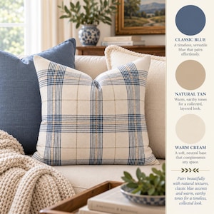Op de afbeelding: Een vierkant sierkussen met een ruitpatroon in tinten blauw, beige en cr&egrave;me. De stof heeft een rasterontwerp met kruisende lijnen. Het kussen is geplaatst tussen andere effen en getextureerde kussens.