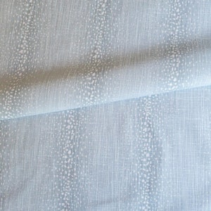 Tela para cortinas con estampado de antílope azul, tela con estampado animal, tratamiento de ventanas azul, tela con estampado de antílope para cortinas, tela cortada a medida. imagen 4
