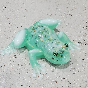 Resin frog with realistic eyes, Tree frog amphibian, Resin art gift for friend, Green, White Frog, Nature inspired paper weight, desk.