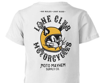 Könnte beinhalten: Weißes T-Shirt mit einer schwarzen und gelben Grafik eines Katers mit Motorradhelm. Die Grafik lautet "Lone Club Motorcycles" und "Moto Mayhem Supply Co."