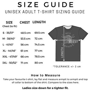 K&ouml;nnte beinhalten: Gr&ouml;&szlig;entabelle f&uuml;r Unisex-T-Shirts f&uuml;r Erwachsene mit einer Tabelle, die die Brust- und L&auml;ngenma&szlig;e in Zoll und Zentimetern zeigt. Die Tabelle umfasst die Gr&ouml;&szlig;en von S bis 3XL. Das Bild zeigt auch ein T-Shirt mit dem Text "Moto Mayhem" darauf.