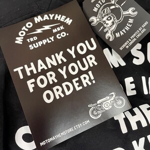 K&ouml;nnte beinhalten: Schwarz-wei&szlig;e Dankeskarte mit dem Text "Moto Mayhem TRD MRK Supply Co. Thank You For Your Order!" und einer Motorradgrafik. Die Karte hat eine Website-Adresse unten: motomayhemstore.etsy.com.