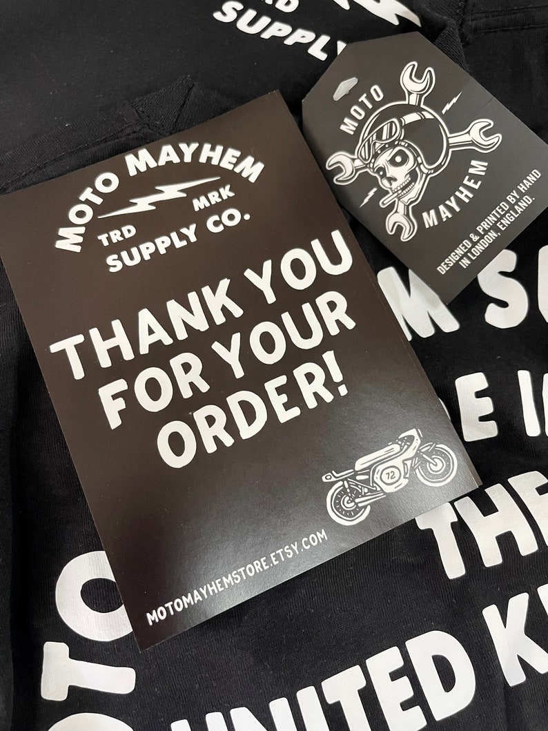 K&ouml;nnte beinhalten: Schwarz-wei&szlig;e Dankeskarte mit dem Text "Moto Mayhem TRD MRK Supply Co. Thank You For Your Order!" und einer Motorradgrafik. Die Karte hat eine Website-Adresse unten: motomayhemstore.etsy.com.