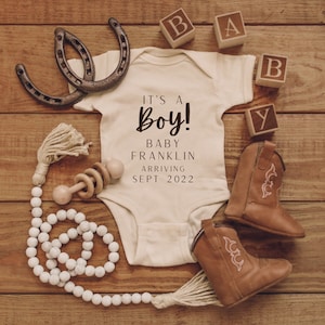 Anuncio digital de embarazo / it's a boy / apellido / botas occidentales cowbow horse / baby anuncio redes sociales facebook instagram