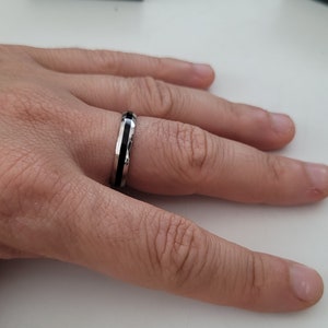 Bague 4mm ligne noire homme, Bague homme argent et noire, Anneau pour couple, Bague de promesse, Anneau de fiançailles femme homme pas cher image 2