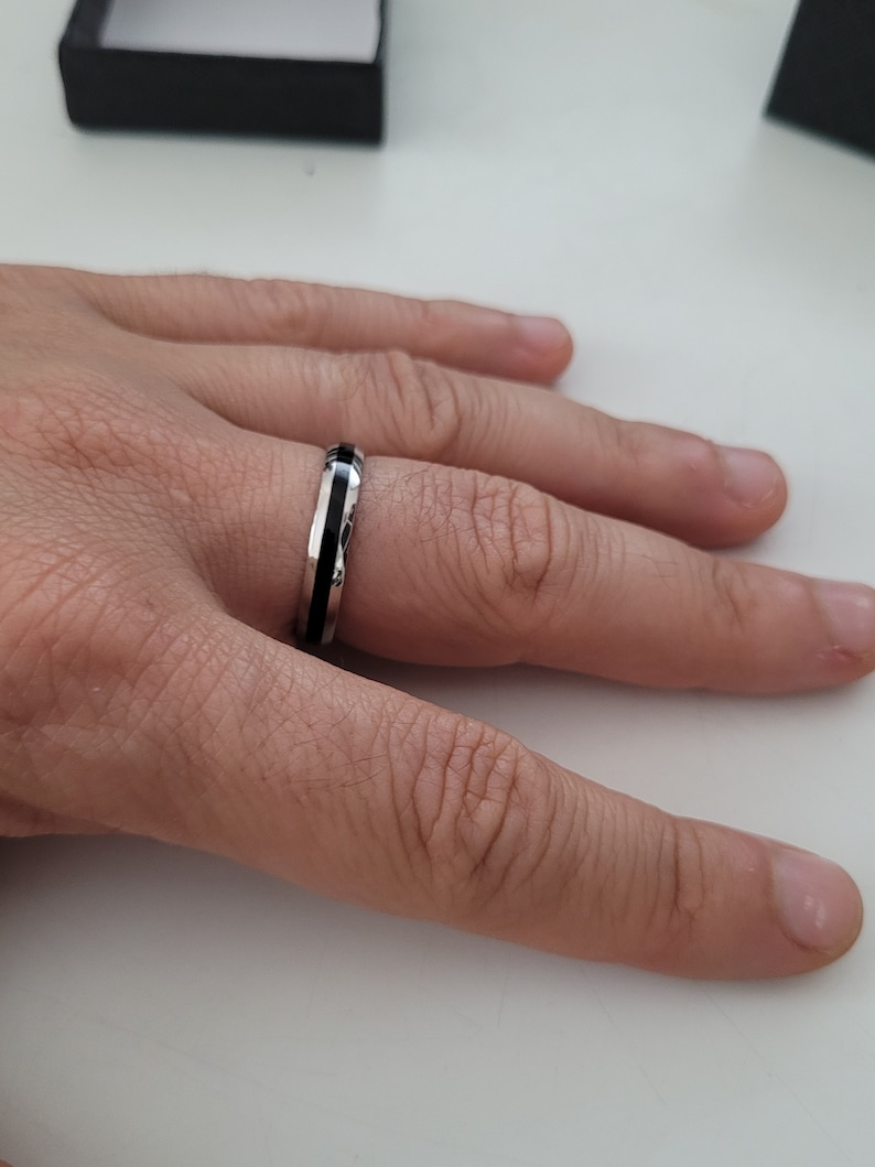 Bague 4mm ligne noire homme, Bague homme argent et noire, Anneau pour couple, Bague de promesse, Anneau de fiançailles femme homme pas cher image 2