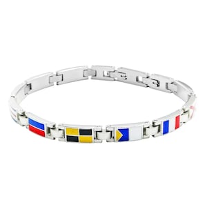 Peut inclure: Un bracelet argenté avec des maillons rectangulaires ornés de motifs de drapeaux nautiques colorés. Les drapeaux affichent des couleurs rouge, bleu, jaune et noir. Un accessoire élégant.