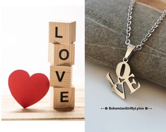 Edelstahlhalskette m. LOVE Anhänger ~ Minimalistisch • Valentinstagsgeschenk • Muttertagsgeschenk • Geschenk für Sie • Kette mit Wort Liebe