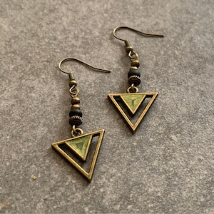 Triangle earrings with green resin