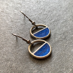 Round drop earrings with blue resin