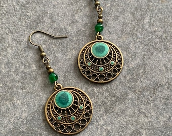 Boucles d'oreilles pendantes détaillées avec résine verte