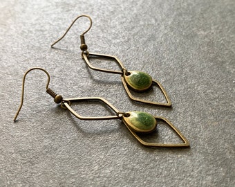 Geometric hanging earrings with green resin