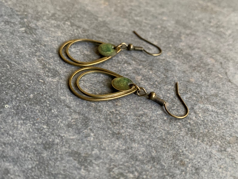 Minimalistische hangende oorbellen met groene hars afbeelding 7