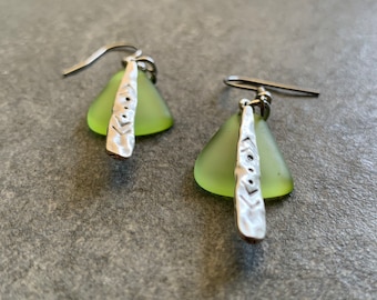 Green earrings in a sea glass look, with silver-colored pendants, hanging earrings,