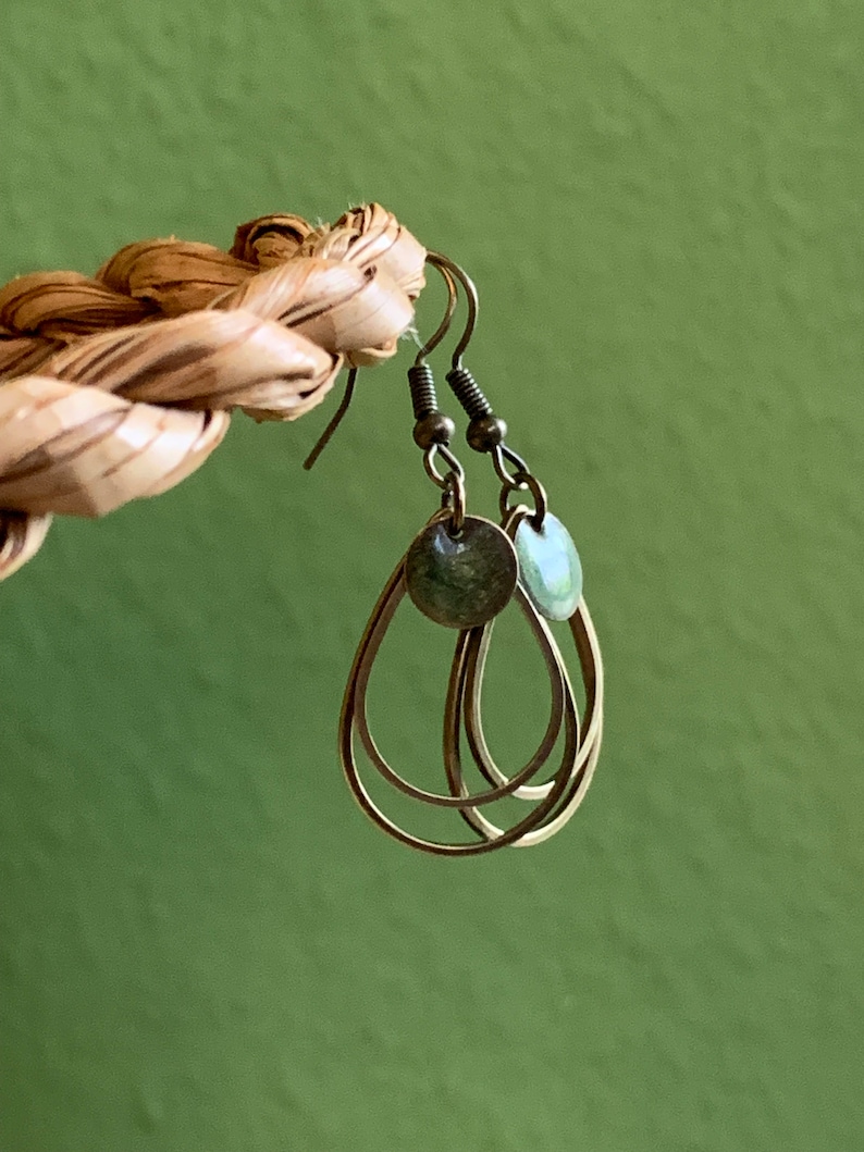 Minimalistische hangende oorbellen met groene hars afbeelding 9