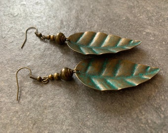 Blatt Ohrringe mit blauer Patina, Bronzefarbene Hängeohrringe