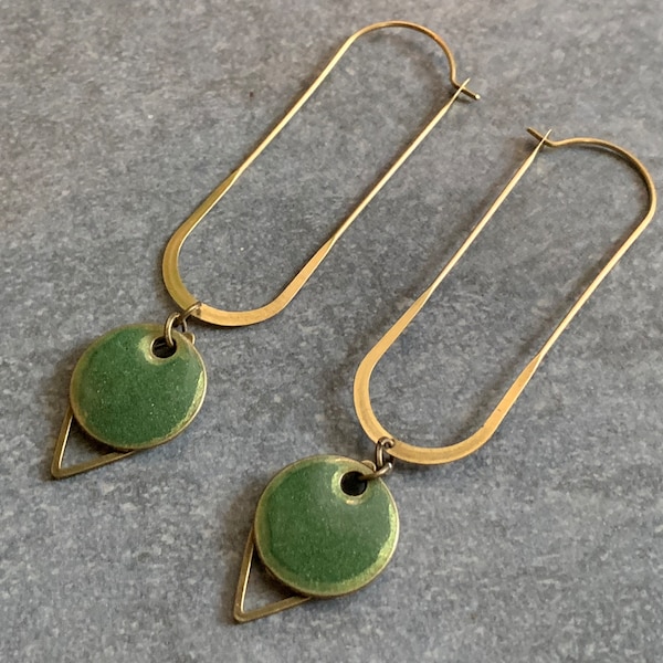 Extravagant hanging earrings with green resin