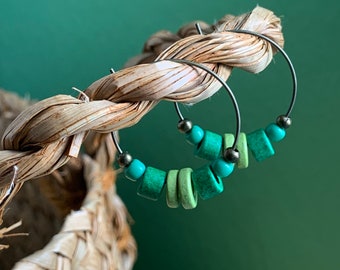 Green ceramic hoop earrings with glass beads, bronze,
