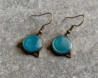 Hangende oorbellen met metallic blauwe hars, driehoeken, bronzen harsoorbellen