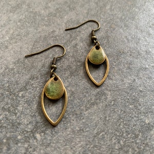 Hanging earrings with green metallic resin