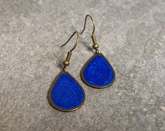 Drop earrings with blue resin