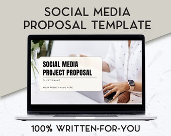 Könnte beinhalten: Laptop-Bildschirm mit einer Vorlage für einen Social-Media-Projekt-Vorschlag mit dem Text "SOCIAL MEDIA PROJECT PROPOSAL", "CLIENT'S NAME" und "YOUR AGENCY NAME HERE". Der Text "100% WRITTEN-FOR-YOU" wird unter dem Laptop angezeigt.