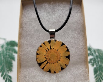 Real Flower Necklace/ Flower Resin Necklace/ Pressed Flower Jewelry/ Botanical Jewelry/ Nature Jewelry/ Gift for Her