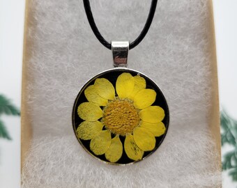 Real Flower Necklace/ Flower Resin Necklace/ Pressed Flower Jewelry/ Botanical Jewelry/ Nature Jewelry/ Gift for Her