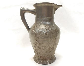 Antica brocca francese in peltro Art Nouveau lavorata a mano con motivi floreali b140
