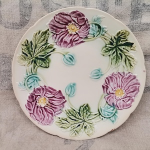 Assiette florale ancienne en majolique / barbotine violette, France (H023)