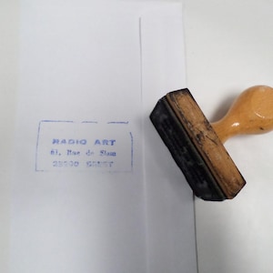 Stary francuski drewniany stempel adresowy z tuszem z lat 50. (w671)