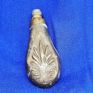 Flacon de poudre végétale stylisée en étain antique repoussé (H149)