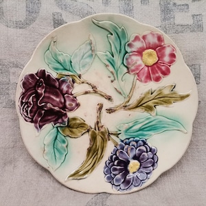 Antique French Majolica / Barbotine Floral Plate (H030)
