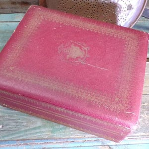 Caja de cartón antigua con escudos de armas de obispos religiosos franceses, circa 1900, s687