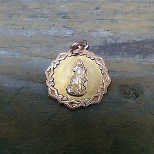 Franse antieke religieuze medaille hanger verguld gemarkeerd Anna 1912 (x383)