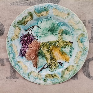 Onnaing French Antique Majolica / Barbotine Grape Leaf Plate (H038)