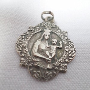 Franse religieuze sieraden Maagd Maria en kindje Jezus medaille hanger verzilverd circa 1900 v434