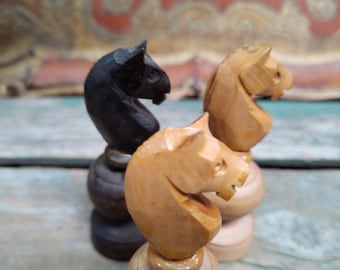 Juego de mesa antiguo francés de caballos pequeños tallados a mano, juego de 4 (x408)