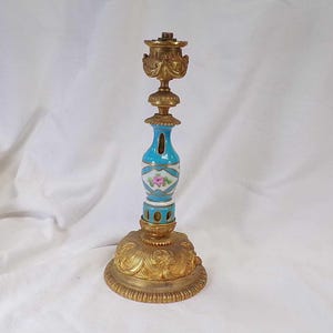 Antiker handbemalter französischer elektrifizierter Kerzenständer aus Porzellan und vergoldeter Bronze (S442)