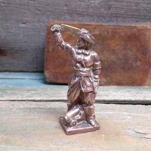 French Vintage Cooper XVIII century soldier with cannon loaded ready to fire s973
